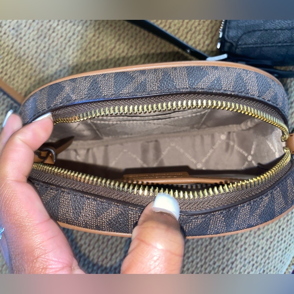 Michael Kors Crossbody purse - Picture 4 of 7